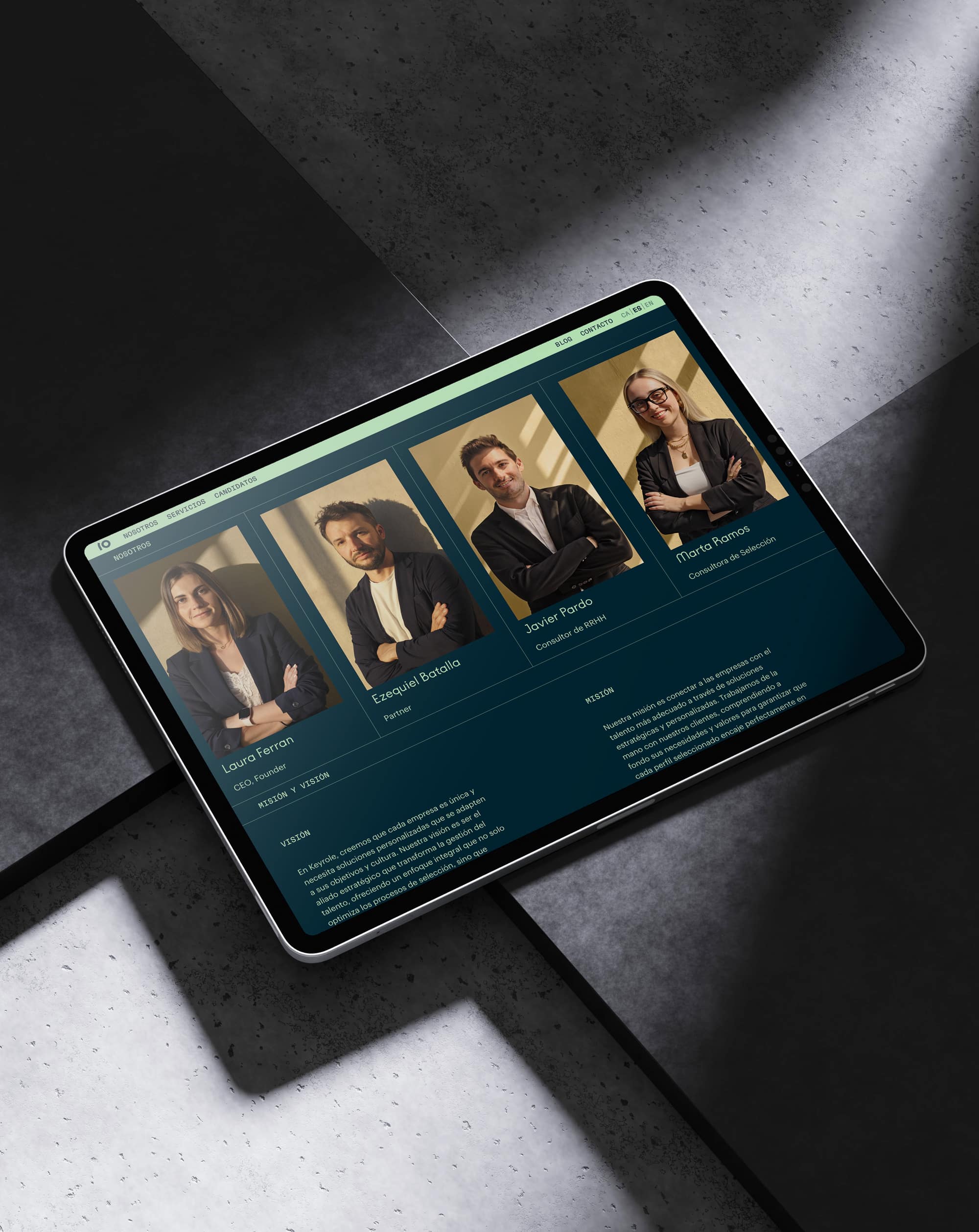 Tablet mostrando el perfil de cuatro profesionales sobre un fondo oscuro y geométrico.